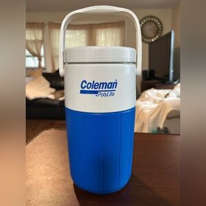 Vintage Coleman PolyLite Blue& White Water Jug 1/2 gallon, perfect cold drinks